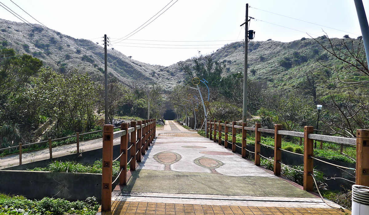 Between the Tunnels of the BaiShaTun Bicycle Lane