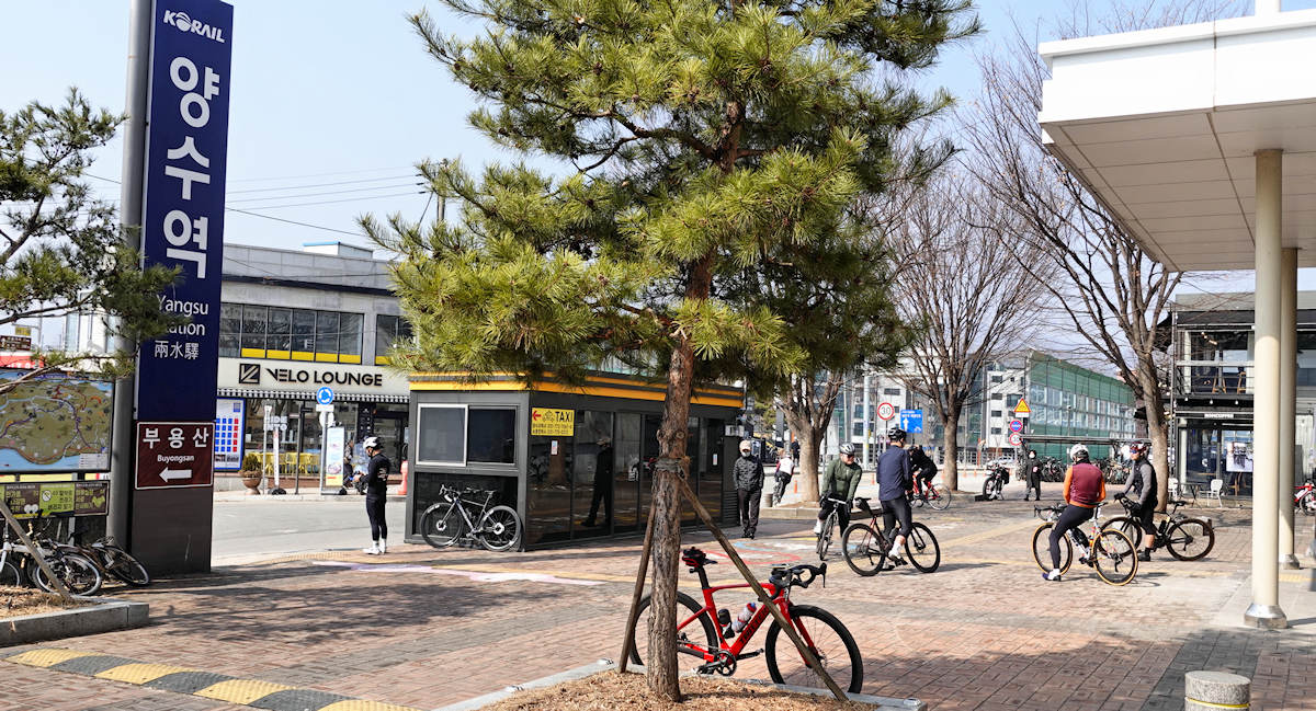 Bicycles in front of the Yangsu Station