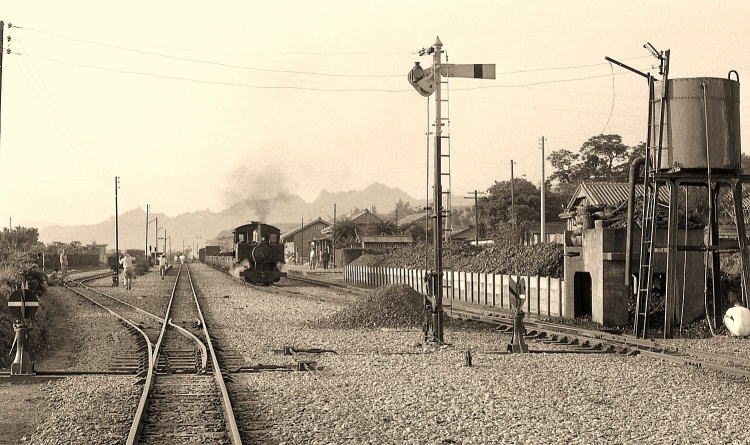 Eine Dampflok zieht einen Güterzug im Bahhof LuYe