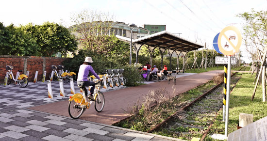 Evening scene at the HaiHu Railway Station 海湖火車站
