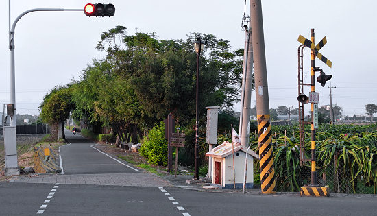 The PiTou Bikeway crosses the DouYuan Road