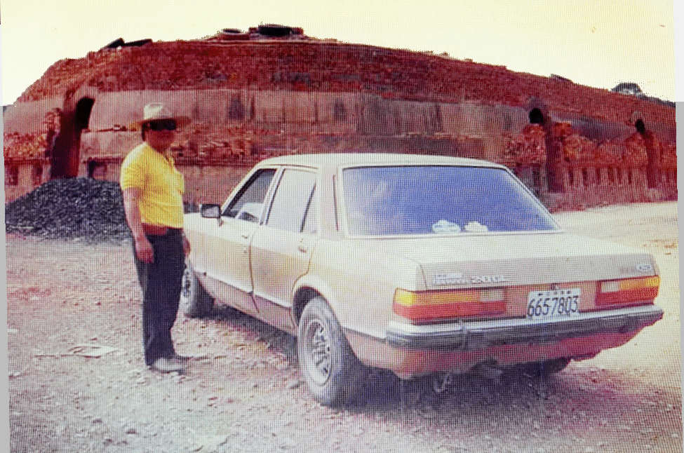 Das Auto vom Typ Ford Granada vor der Fabrik